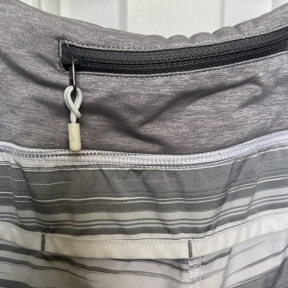 Patterned grey Lululemon shorts - Picture 4 of 5